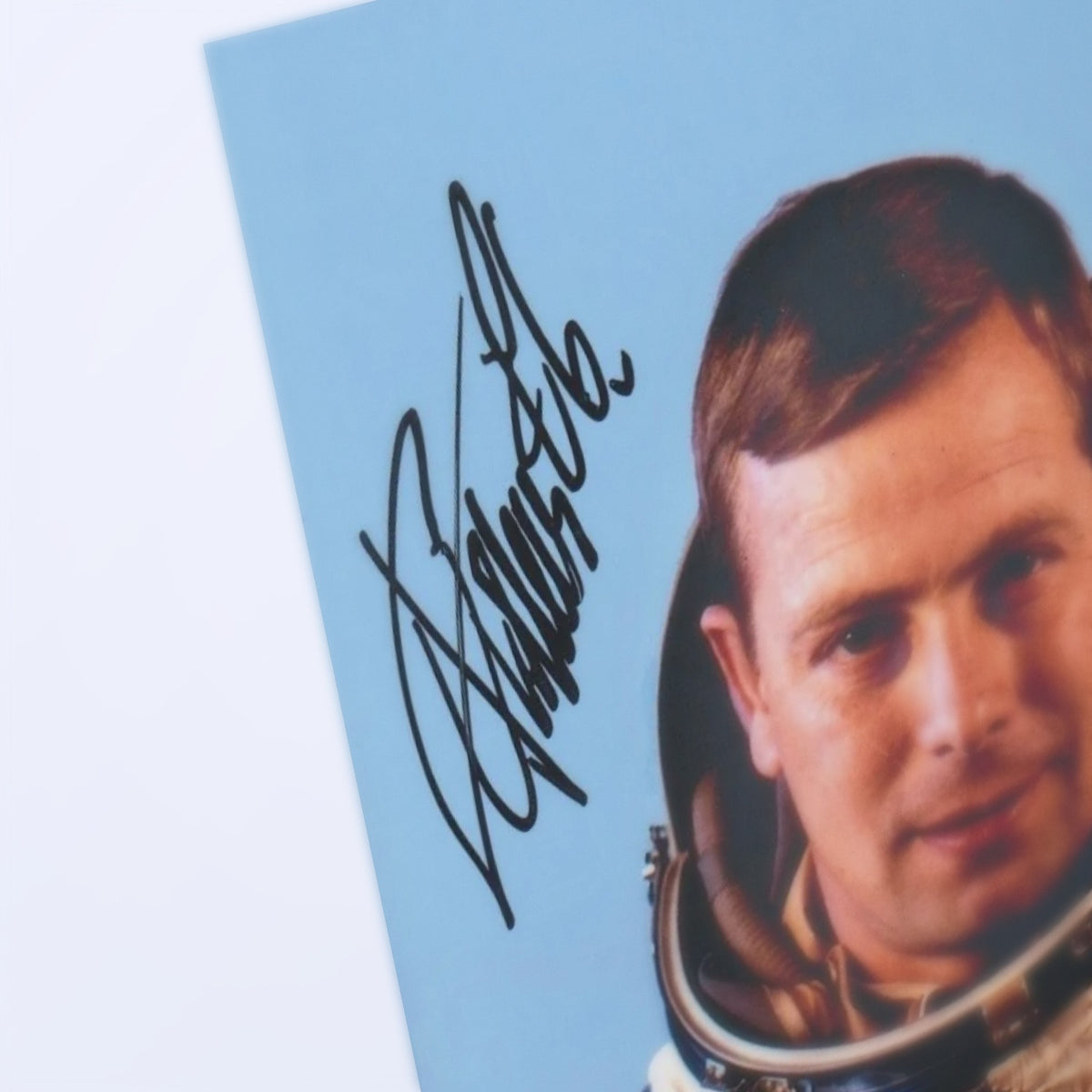 Close-up of Eberhard Köllner's signature on the photo
