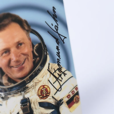 Close-up of Sigmund Jähn's signature on the photo
